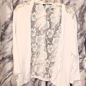 Women's beautiful white lace rose shaw 2X EUC